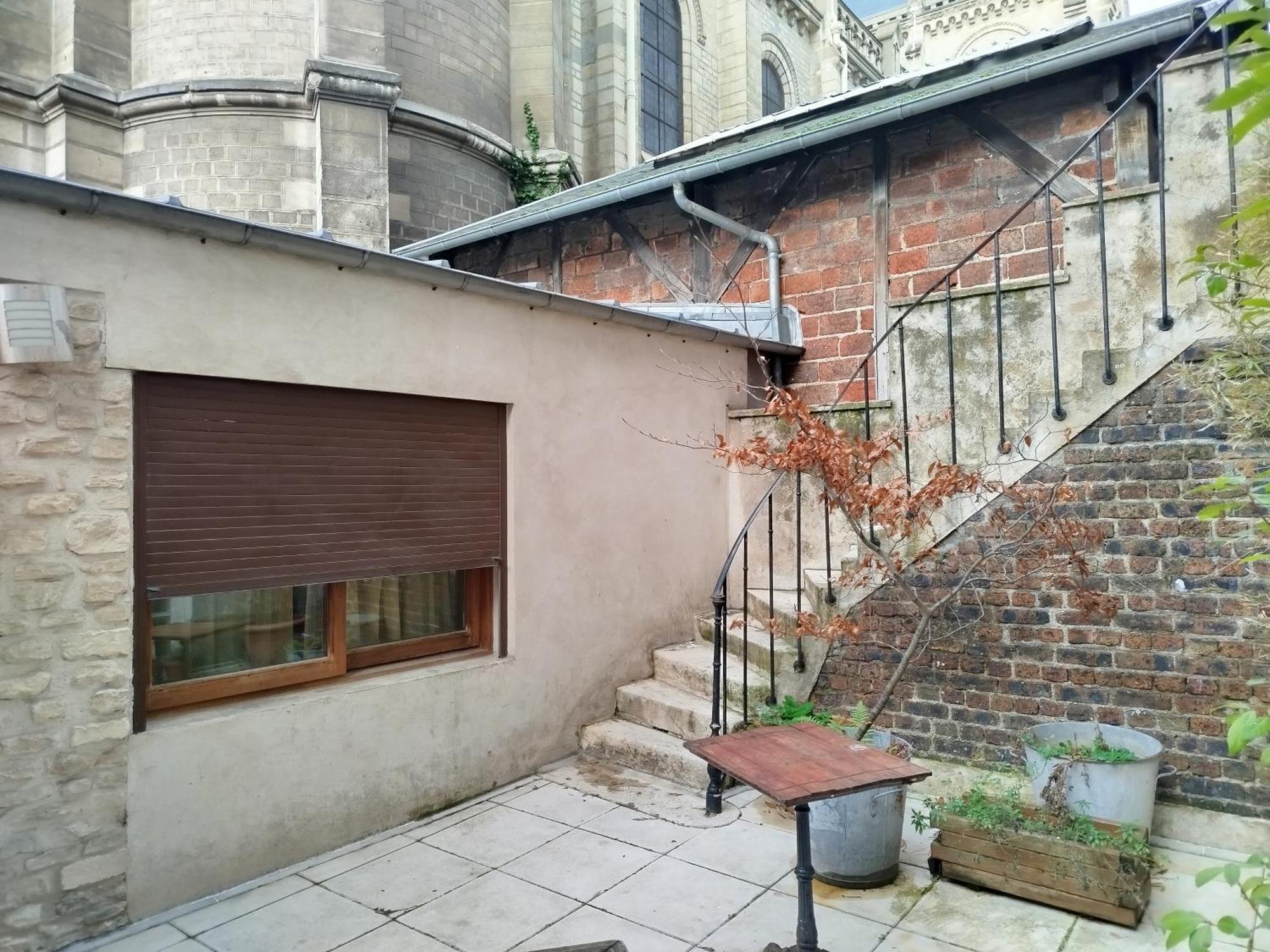 Appartement House In Menilmontant Parijs